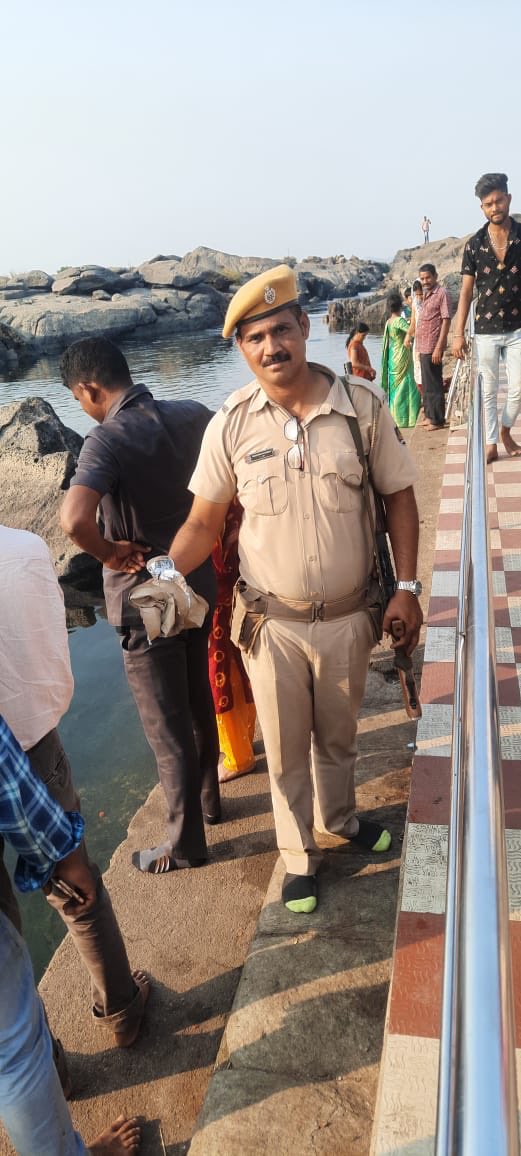upendratripathy's tweet photo. The constable teaching others to keep the place plastic free! https://t.co/rFL2HNN7E6