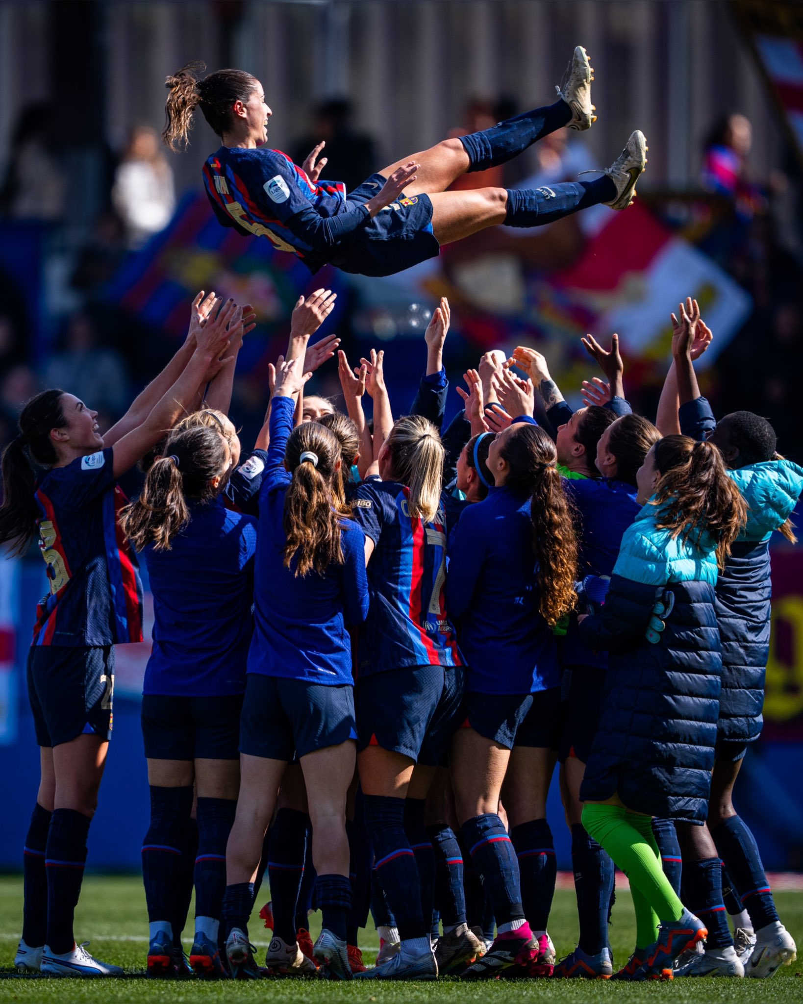 Jana Fernàndez manteada por sus compañeras | FC Barcelona