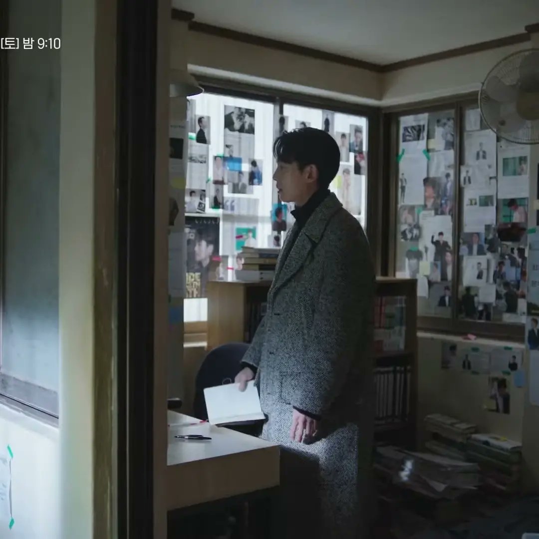 #JungKyungHo wore #NEILBARRETT Coat in tvN / Netflix Drama, #iltascandal / #crashcourseinromance Episode 15.
#정경호 #일타스캔들 #드라마패션 #닐바렛 #kdrama_fashion #kdramastyle #jungkyunghostyle #jungkyunghofashion #정경호패션 #정경호스타일