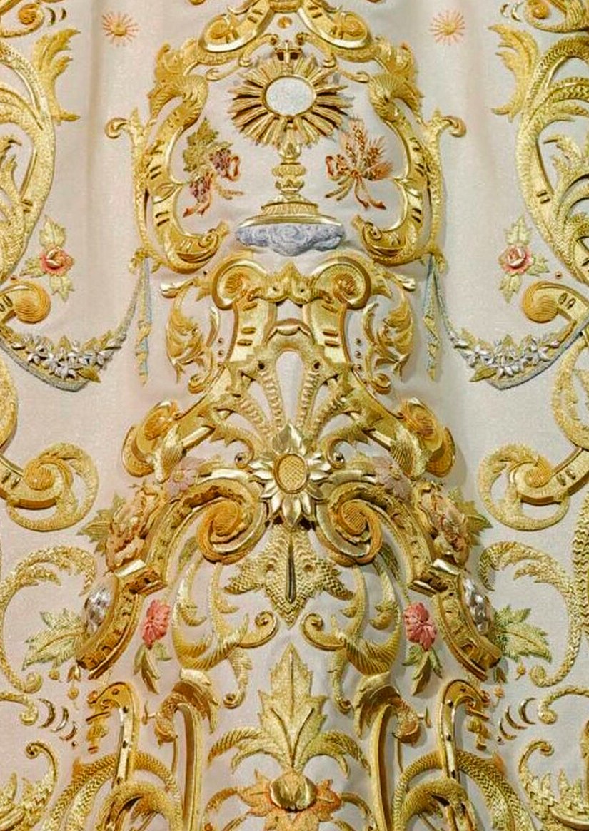 jsanchezdlreyes's tweet photo. Detalles del manto de Ntra. Sra. de la Salud de San Gonzalo. Volúmenes y técnicas acordes con las del palio, logrando una unidad. Hojilla, cartulina, trabajos en sedas, paredillas, etc. https://t.co/YwvsZeqjop