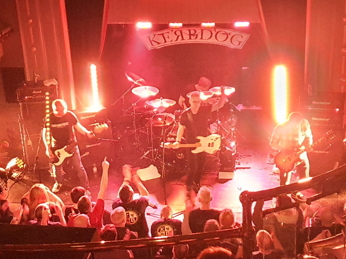 nippernolan74's tweet photo. Superb night at Set Theatre, @kerbdogofficial on fire.. Classy bunch signed my vinyl..🤘 https://t.co/z3UdTT8g5F