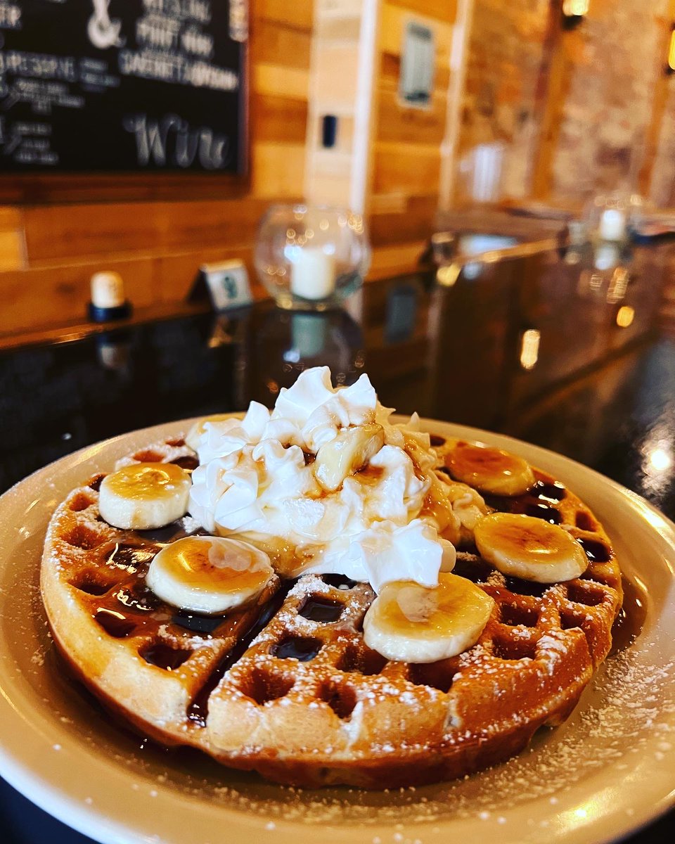 Who needs an alarm clock when you have the smell of fresh waffles and bacon in the air? 😍 See you at 11:00 

#brunch #weekend #sundayfunday #waffles