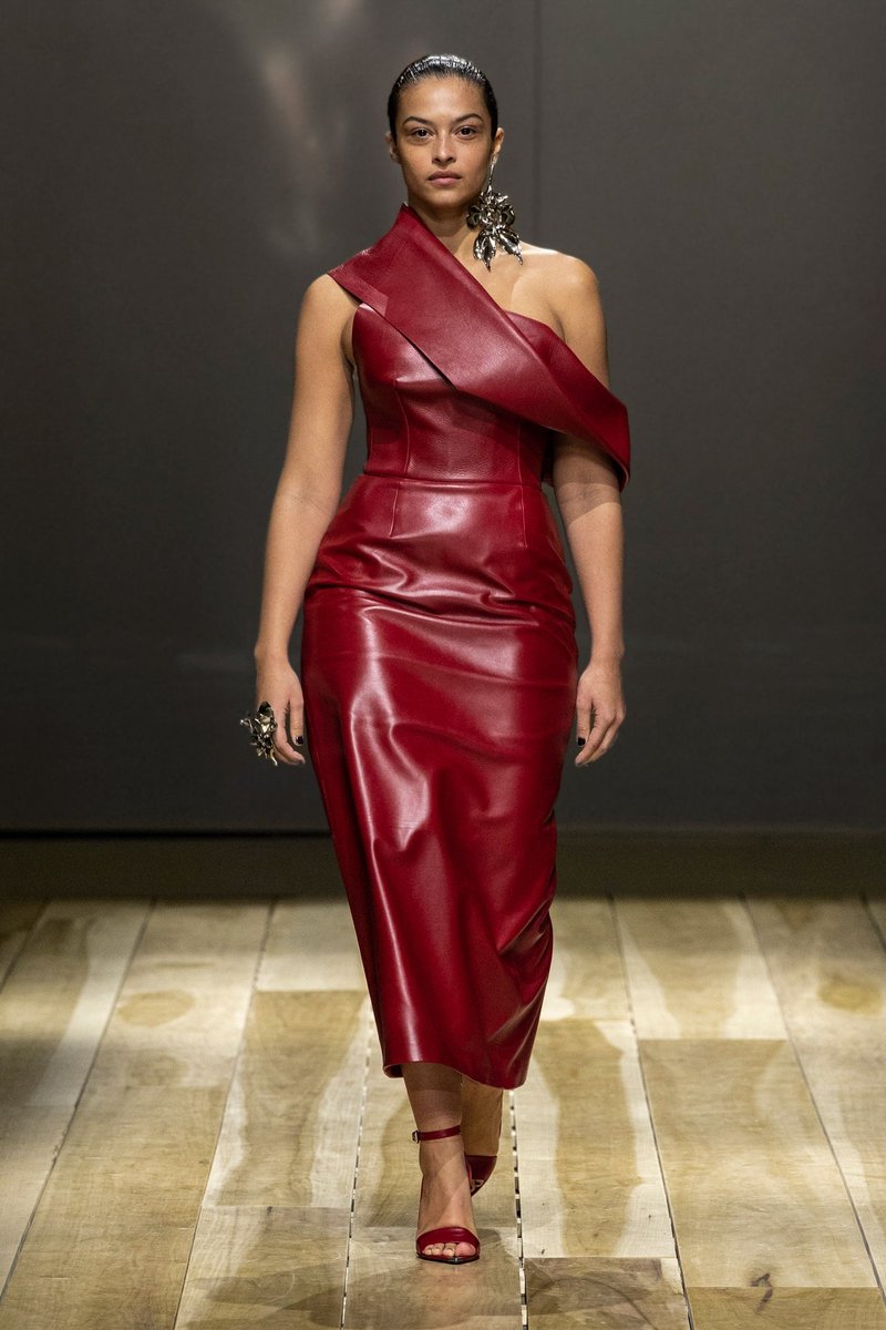 hoodcouturemag's tweet photo. Alexander McQueen Fall 2023. https://t.co/D6jUe8iIHi