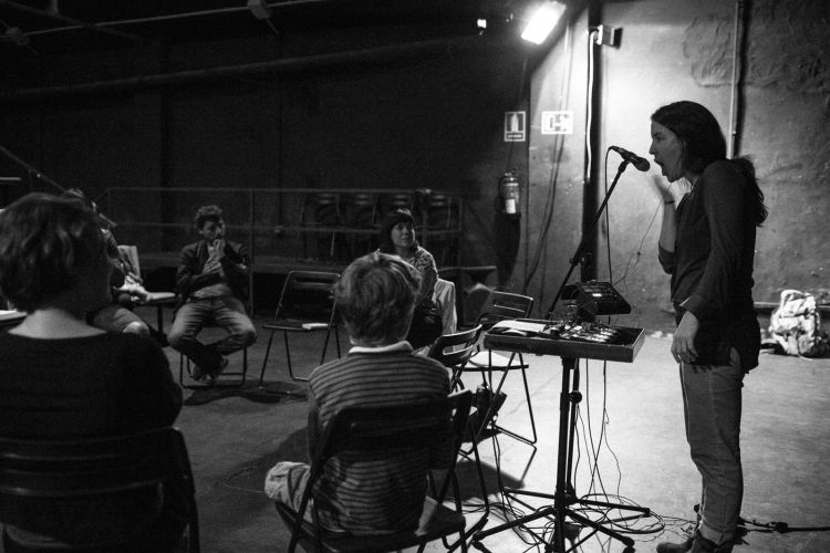 EspacioQM's tweet photo. ¡Menudo ritmazo tiene #LoopingGreis!🎵🎤🥁 Y hoy nos va a enseñar a seguirlo en su taller 'Como hacer de tu cuerpo una orquesta'. ¡Nos espera una tarde
llena de diversión y música! https://t.co/pG2g6jkeMm