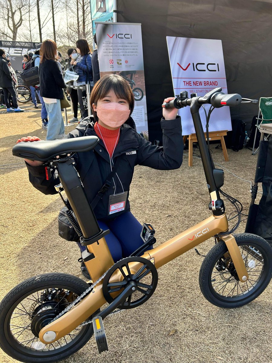 YouTuber サイクルガジェットTVのアヤさん <a href="/cyclegadget_tv/">アヤ(サイクルガジェットTV)</a>がアキボウの新しいeBikeブランド VICCIのブースに。
試乗もありがとうございました(T . T)
っていうかアヤさん、めちゃくちゃ優しくて気遣いのできる方ですね。人気あるのも納得。

VICCIのTwitterアカウントも近日中に公開しま〜す！