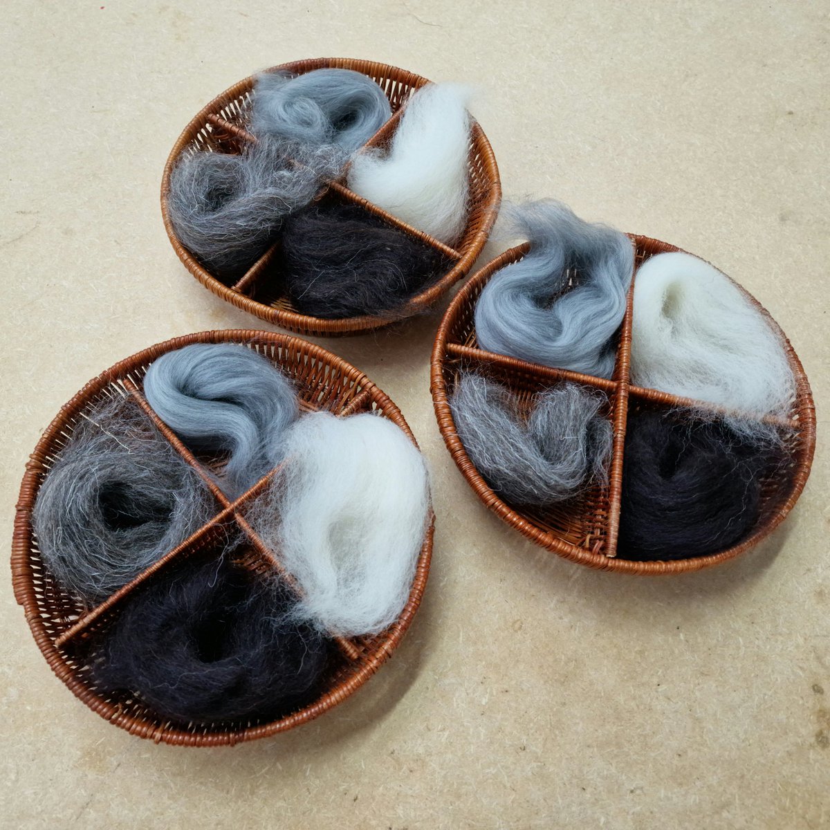WovenByHand's tweet photo. Last Saturday I was delivering a Drop Spindle Spinning Workshop.
We began the day by looking at some different sheep breeds.
Blue Faced Leicester
Texel
Jacob
Herdwick
#dropspindlespinning #spinning #dropspindle #fibre #sheep #breeds #tops https://t.co/VgfQeXyc3s
