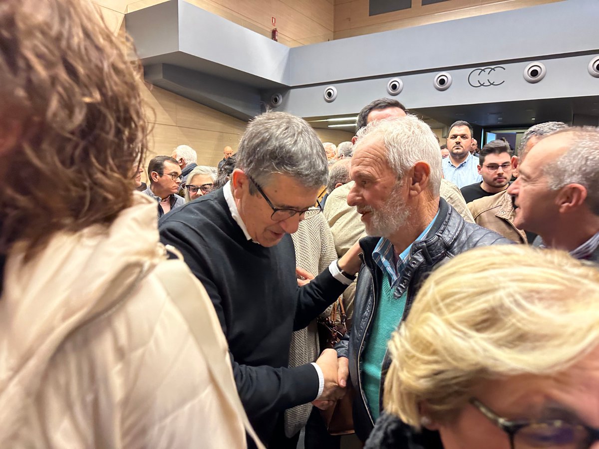 patxilopez's tweet photo. Este domingo he acompañado a Margarita Lamela y a los candidatos socialistas de la comarca de la Costa Atlántica a la Feira de Cee y a la presentación de sus candidaturas.

Tenemos magníficos alcaldes que hacen con su trabajo la vida más fácil hasta al último de sus vecinos. https://t.co/PwfNasrxyK