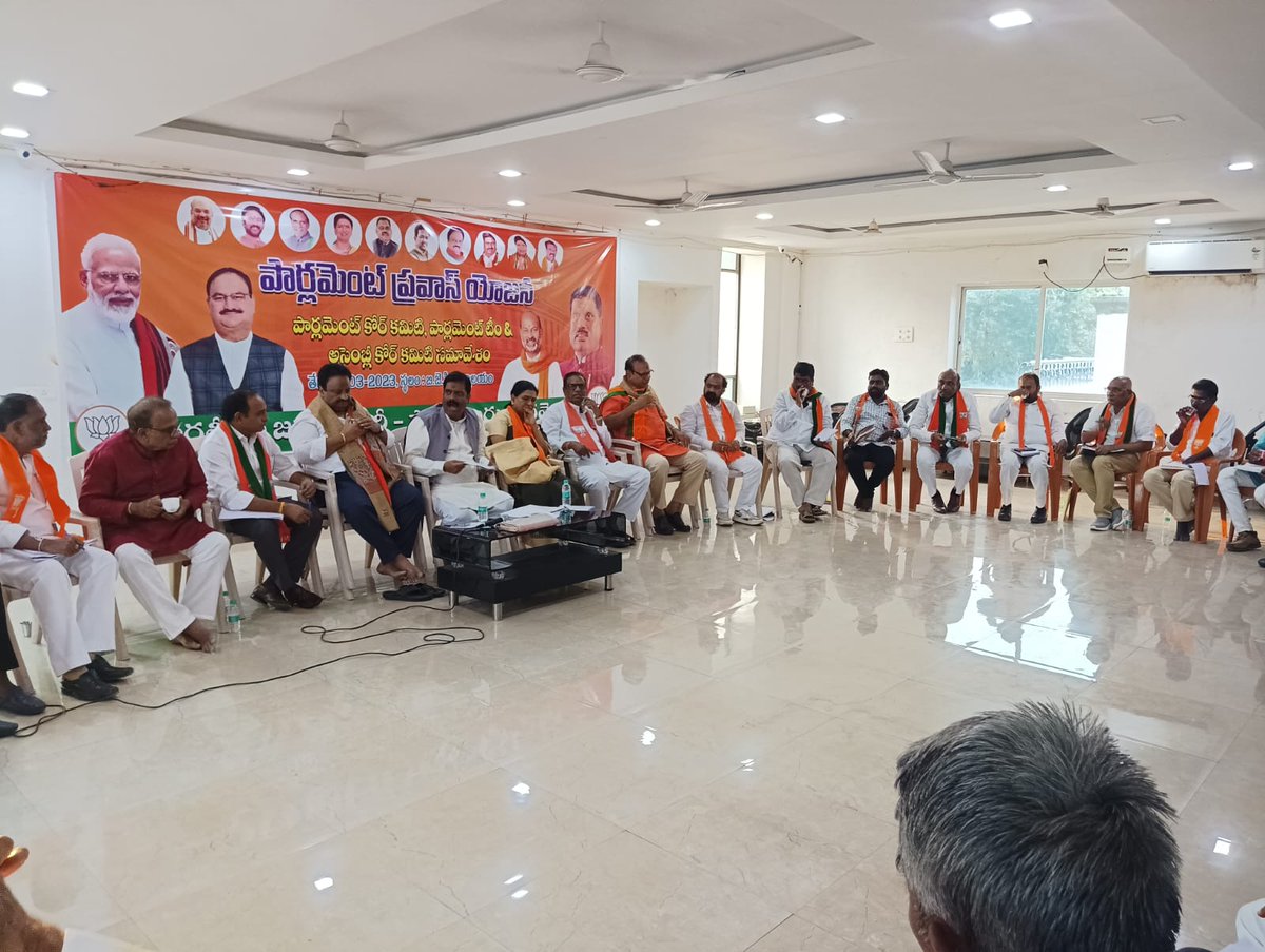 MenonArvindBJP's tweet photo. рдЖрдЬ рдорд╣рдмреВрдмрдирдЧрд░ рдореЗрдВ рдЖрдпреЛрдЬрд┐рдд рд▓реЛрдХрд╕рднрд╛ рдкреНрд░рд╡рд╛рд╕ рдпреЛрдЬрдирд╛ рдХреЗ рддрд╣рдд рдмреИрдардХ рдХреЛ рд╕рдВрдмреЛрдзрд┐рдд рдХрд┐рдпрд╛ред рдмреИрдардХ рдореЗрдВ рдореЗрд░реЗ рд╕рд╛рде @BJP4India рдХреА рд░рд╛рд╖реНрдЯреНрд░реАрдп рдЙрдкрд╛рдзреНрдпрдХреНрд╖ рд╢реНрд░реАрдорддреА @aruna_dk рдЬреА рдПрд╡рдВ рд░рд╛рд╖реНрдЯреНрд░реАрдп рдХрд╛рд░реНрдпрдХрд╛рд░рд┐рдгреА рдХреЗ рд╕рджрд╕реНрдп рд╡ рдкреВрд░реНрд╡ рд╕рд╛рдВрд╕рдж(рдорд╣рдмреВрдмрдирдЧрд░) рд╢реНрд░реА @apjithender рдЬреА рдЙрдкрд╕реНрдерд┐рдд рд░рд╣реЗред
#LSPY https://t.co/xaL5o6tmhJ