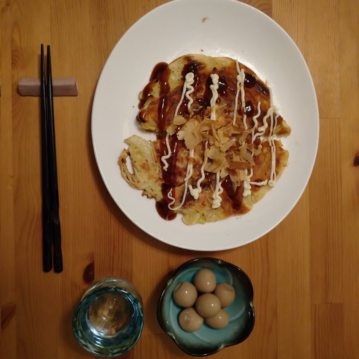 今日の夕飯💕我が家のお好み焼き💕ソースが足りないかも💦🥲ウズラの卵は味染みてるよ😁いただきます〜😉呑んでる方はかんぱーい🍻