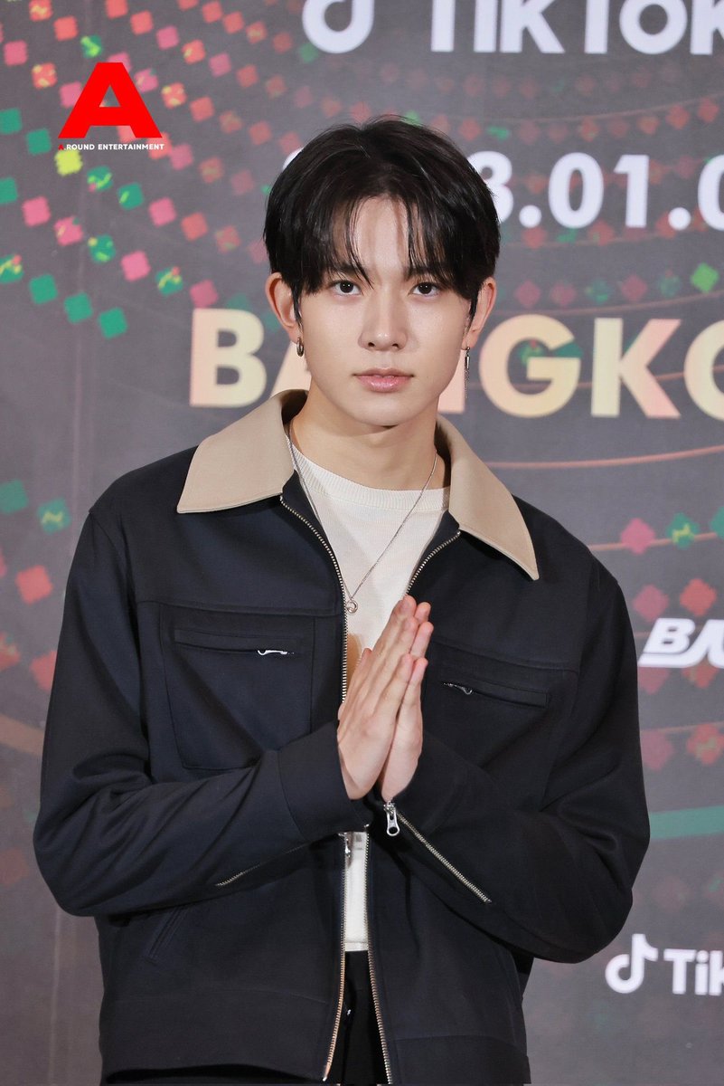 choayeonjun's tweet photo. ᅠ
ᅠᅠ
ᅠ
ᅠᅠ
“ kami juga ucapkan maaf yang tulus apa bila ada salah kata atau perbuatan yang mungkin melukai hati dazzles sekalian.”  Askala menyatukan telapak tangannya *pose sungkem*
���
ᅠᅠ
ᅠ
ᅠᅠ https://t.co/lfmaNUDlN8
