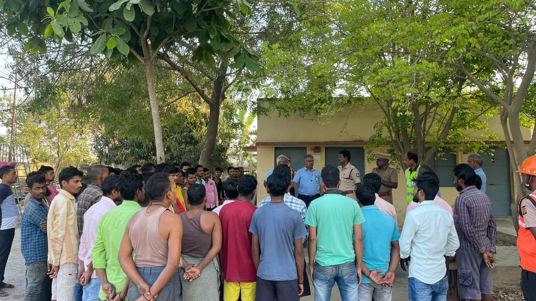 AriyalurPolice's tweet photo. வட மாநில தொழிலாளர்களுக்கு வதந்தி செய்தி குறித்து விழிப்புணர்வு வழங்கி மற்றும் அவர்கள் பாதுகாப்பு குறித்து அறிவுரை வழங்கப்பட்டது.
https://t.co/Z8IWmXva8D
#SPariyalur #AriyalurDistrictPolice #migrantworkers #safeariyalur #safetn https://t.co/4YMnjQCHpI