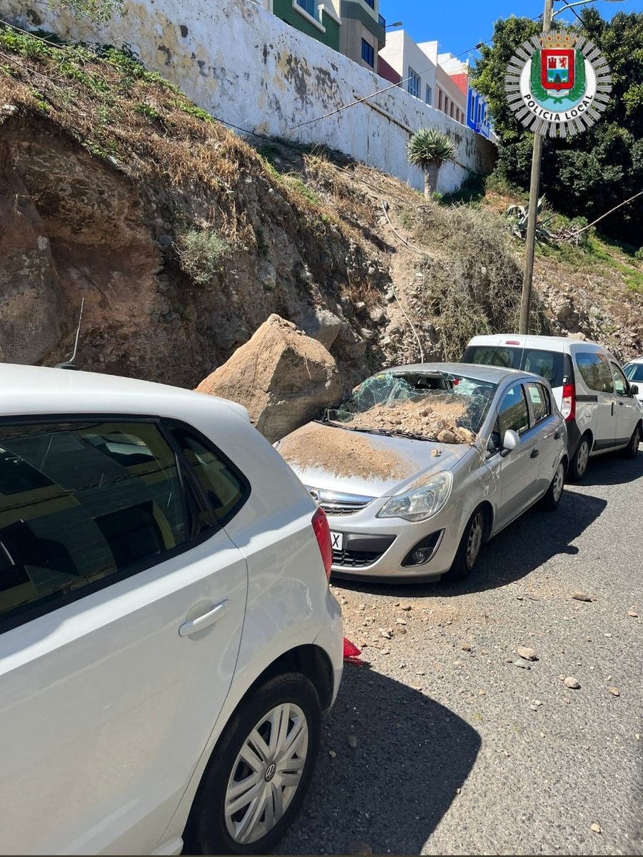 PoliciaLPA's tweet image. Intervenimos en el San Roque por un desprendimiento.

En el lugar, una roca de grandes dimensiones ha caído sobre los vehículos que se encontraban estacionados, afortunadamente sin heridos.

@BomberosLPA y @LimpiezaLPGC en el lugar.