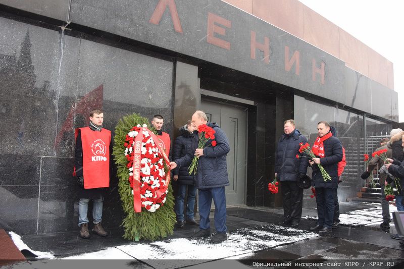 kprf's tweet photo. 5 марта, в 70-ю годовщину со дня смерти И.В. Сталина, в Москве прошла памятная акция. Коммунисты и комсомольцы возложили цветы к Мавзолею В.И. Ленина и могиле И.В. Сталина у Кремлевской стены. Колонну под красными знаменами возглавил Председатель ЦК КПРФ Г.А. Зюганов. https://t.co/S4bk04Pft9