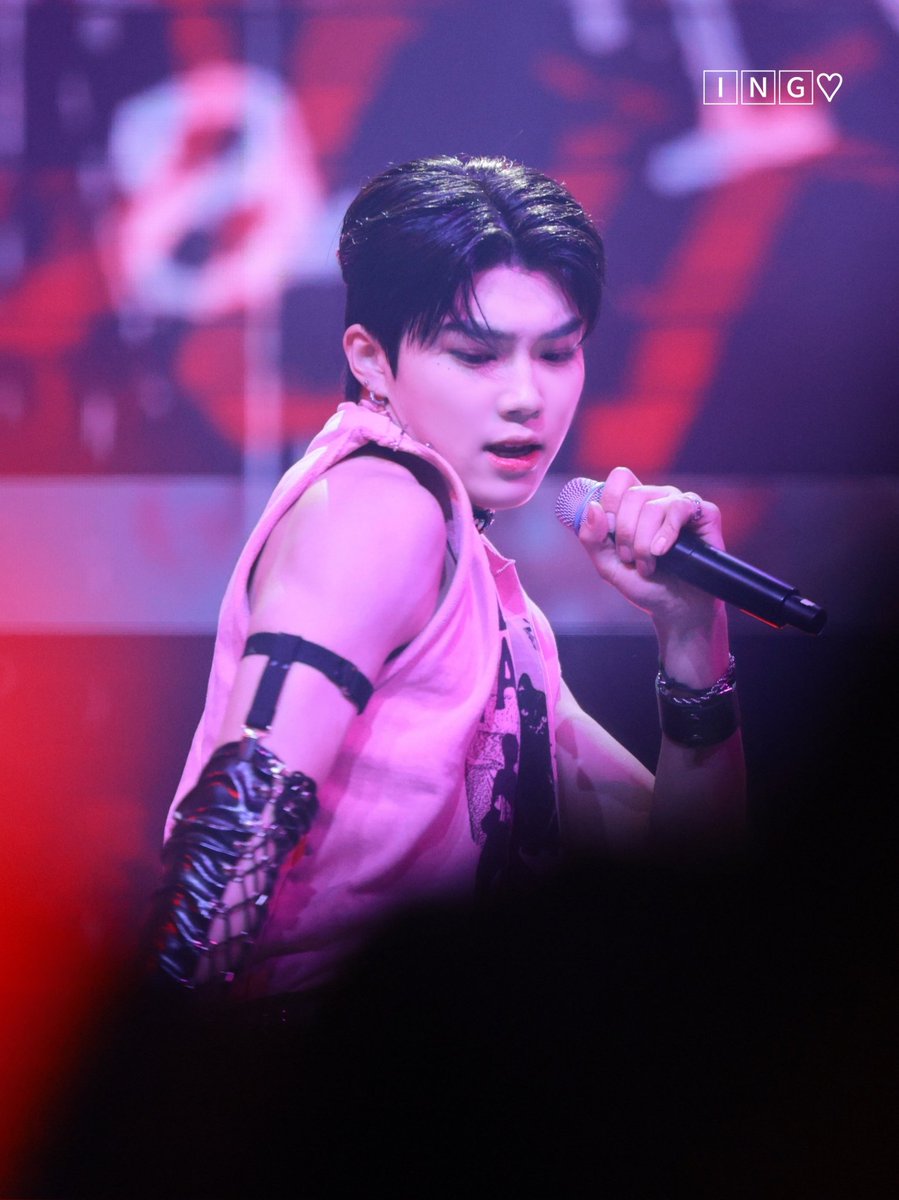 pgwwwwww's tweet photo. 230304 박건욱

나애베이비락스타가무대를찢어버리셧다,,,
🔥🔥🔥🔥🔥🎸🎸💗💗💗💗💗

#박건욱 #PARKGUNWOOK 
로코크롭❌️2차가공❌️ https://t.co/Htw18lPqnn