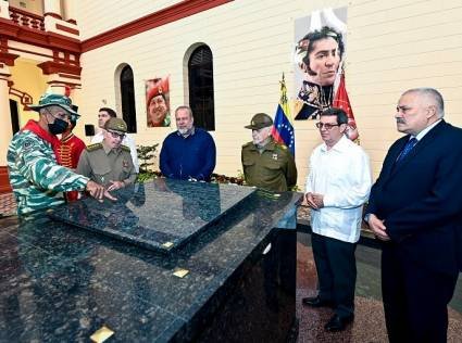 UJCdeCuba's tweet photo. El General de Ejército Raúl Castro Ruz, líder de la #Revolución 🇨🇺, llegó este sábado a #Venezuela para participar en el Encuentro Mundial por la vigencia del pensamiento bolivariano del Comandante Hugo Chávez Frías en el siglo XXI.
#ChavezVive 
#Cuba #UJC 
@aylinalvarezG https://t.co/dP3PoyNmWI