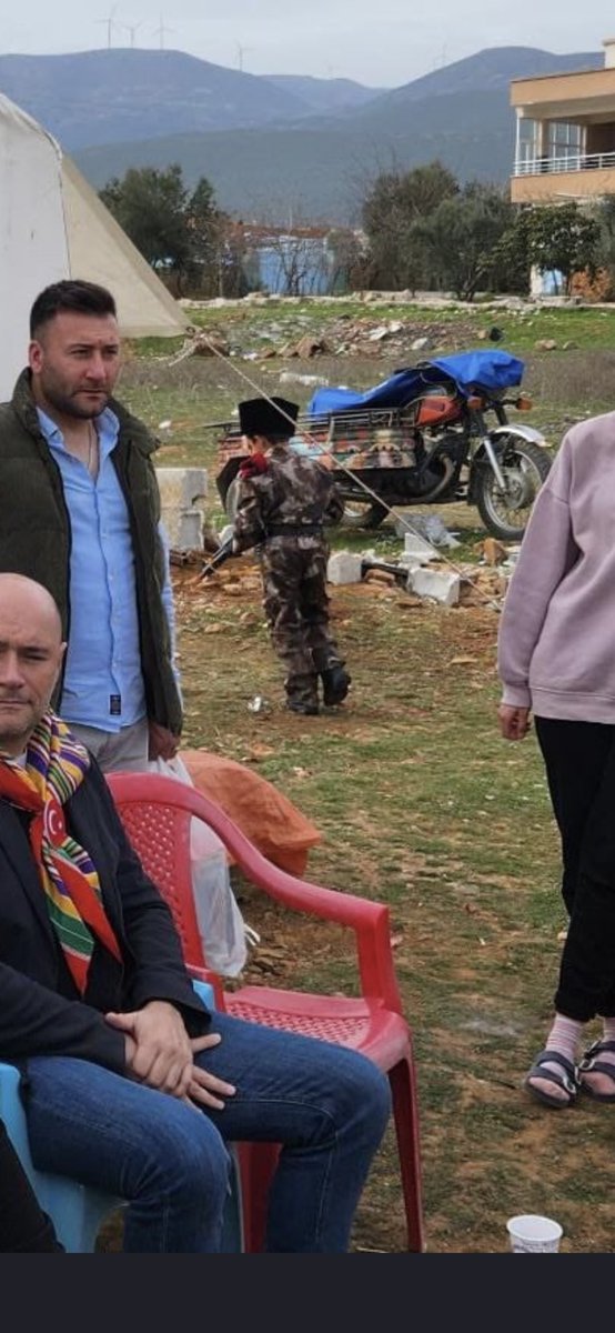 simka18's tweet photo. @alex_dreyfus Why there is a kid with automatic weapon?😄 https://t.co/MbxvTZweIK