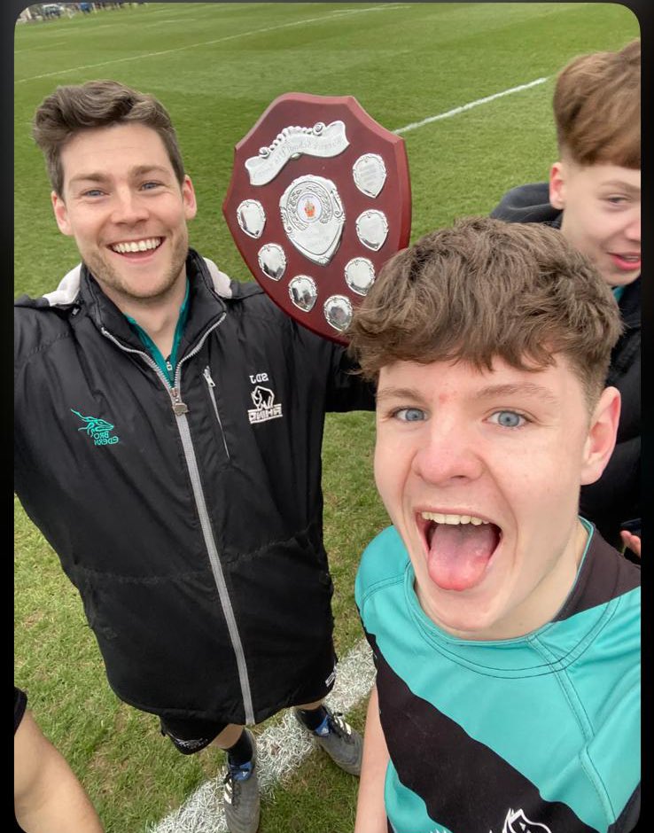eric_styles's tweet image. Great day #warwick7s yesterday and really proud of @AG_BroEdern @BroEdern especially U16’s Bl11 who beat Warwick in the final 34-0 to win the shield. Tough group stage but a fantastic result at the end of the day- Da iawn bechgyn. Diolch Mr Jones ac holl athrawon yr adran.