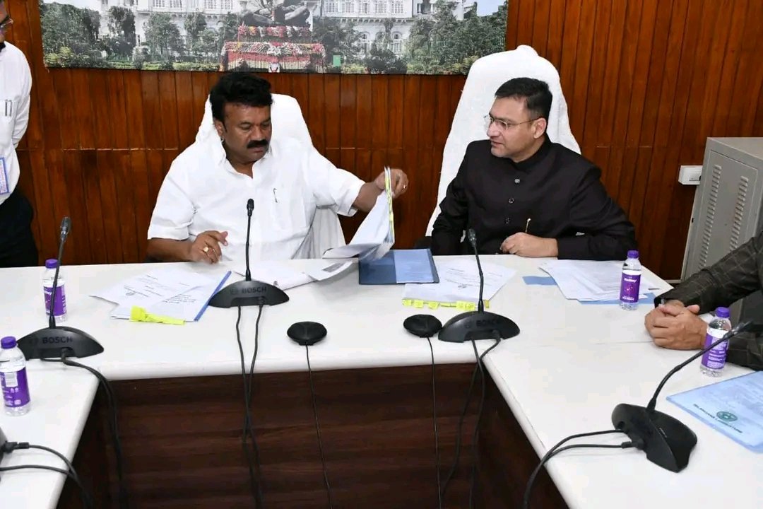 .<a href="/aimim_national/">AIMIM</a> को फ़िरकापरस्त या हिंदू विरोधी कहने वाले देख लें और "4-5 विधायक जिताकर क्या कर लोगे ओवैसी साहब" कहने वाले जनाब <a href="/ShayarImran/">Imran Pratapgarhi</a> प्रतापगढ़ी भी देख लें.
हैदराबाद के लाल दरवाज़ा इलाके में स्थित ऐतिहासिक महाकाली मंदिर के विकास के लिए जनाब <a href="/imAkbarOwaisi/">Akbaruddin Owaisi</a> की मांग पर
सरकार