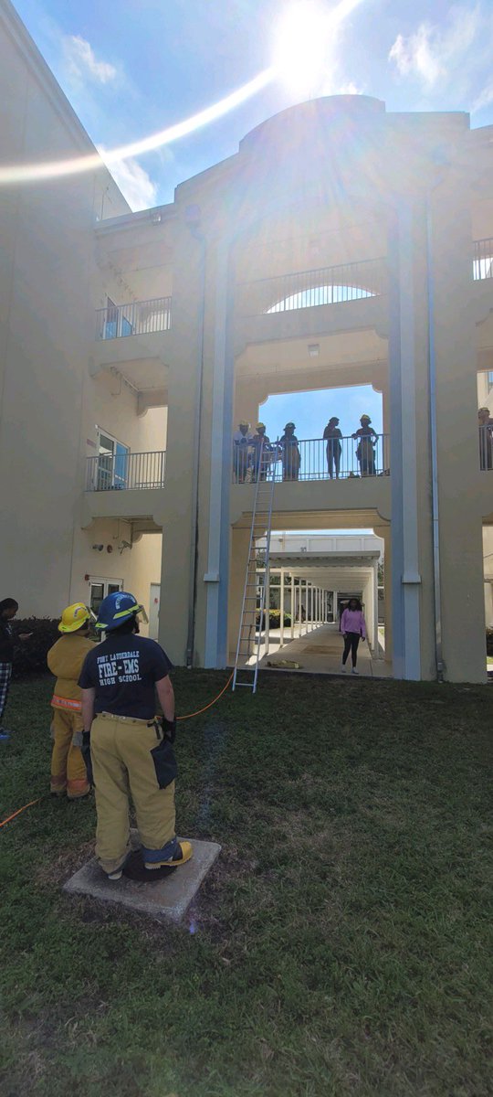 flhs_magnet's tweet image. Our Firefighting classes are just so cool 😎🔥🚒 #publicaffairs #magnetprograms @FlhsOfficial