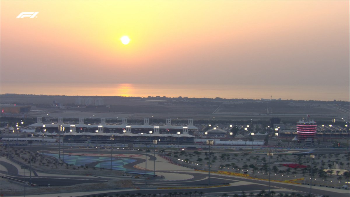F1's tweet photo. Sundown, floodlights up! 

#BahrainGP #F1 https://t.co/MSfmXaSXRp