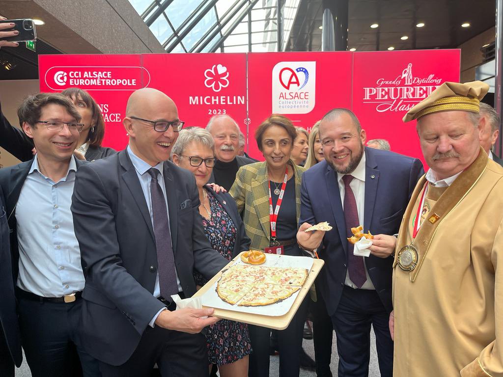 À #Strasbourg pour le lancement du guide Michelin <a href="/toutelalsace/">Toute l'Alsace</a> en présence <a href="/F_Bierry/">Frédéric BIERRY</a> de <a href="/ggomez_chef/">Guillaume Gomez</a> 
representant du Président de la Republique francaise et <a href="/gpoullennec/">Poullennec Gwendal</a> directeur international du guide Michelin . Les noms des étoilés alsaciens seront dévoiler Demain matin