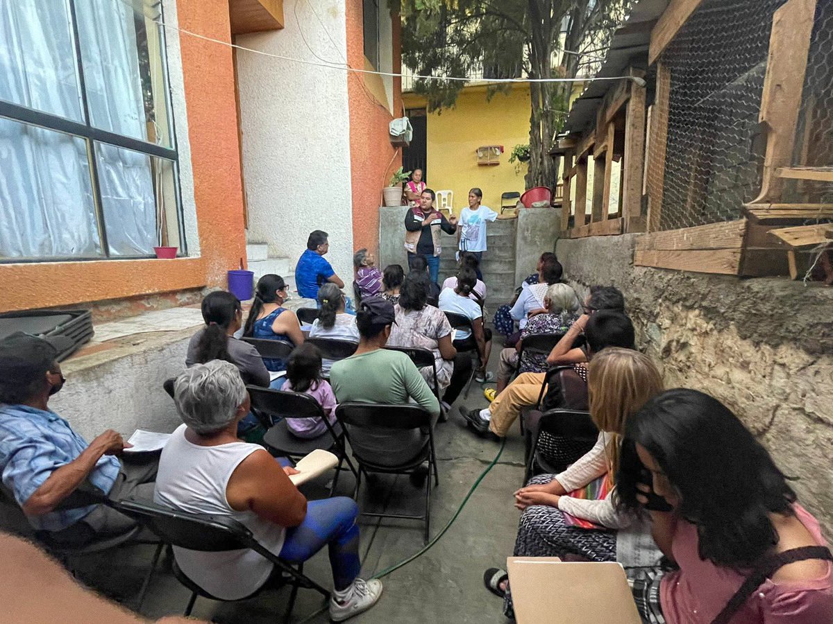 ElTigredFormula's tweet photo. Carlos López Jarquín @CarlosLopez_LJ, en la colonia Del Valle de Sta. Cruz #Xoxocotlan, Oax dialogando acerca de la #CuartaTransformacion. Con #Morena, reitera que es la esperanza de un mejor país ¡Nuestro movimiento crece con organización y movilización! #EsMomentoDelPueblo ! https://t.co/5xvF0ohBSL