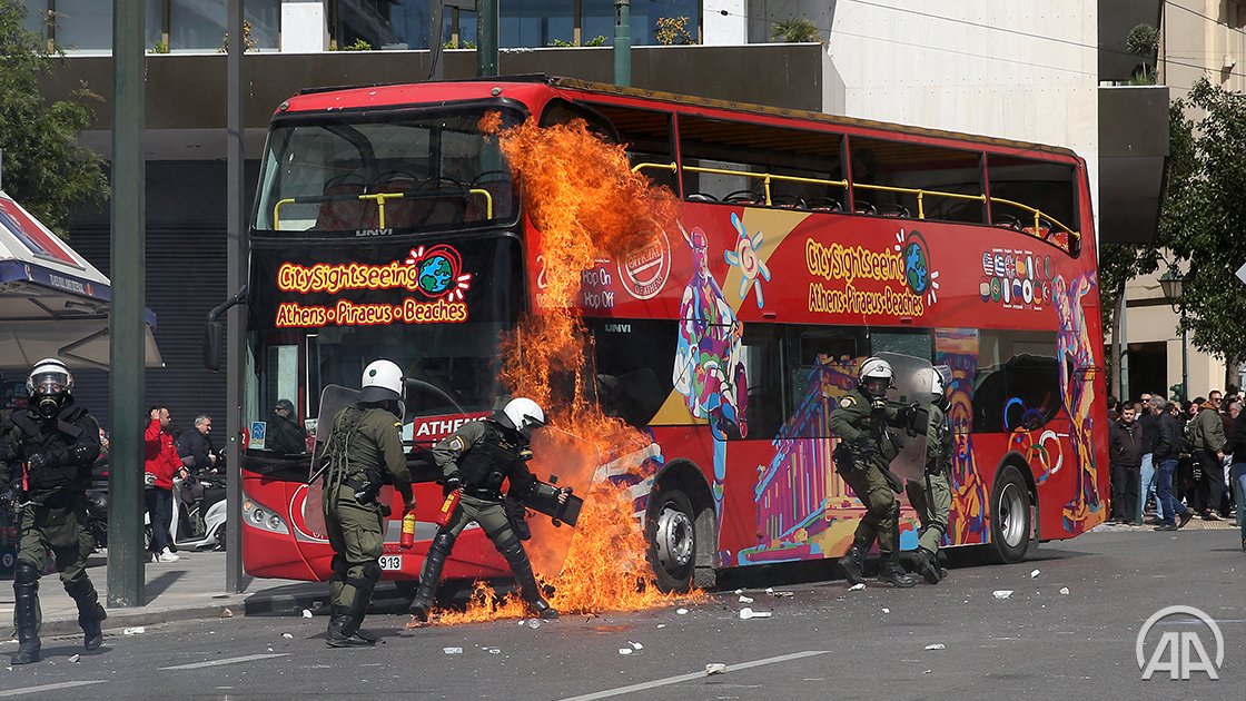 FinanceEuler's tweet photo. Greqi, protesta paqësore në Athinë pas aksidentit hekurudhor shndërrohet në dhunë https://t.co/aNNuG3qHaZ https://t.co/zr6eKyssMt