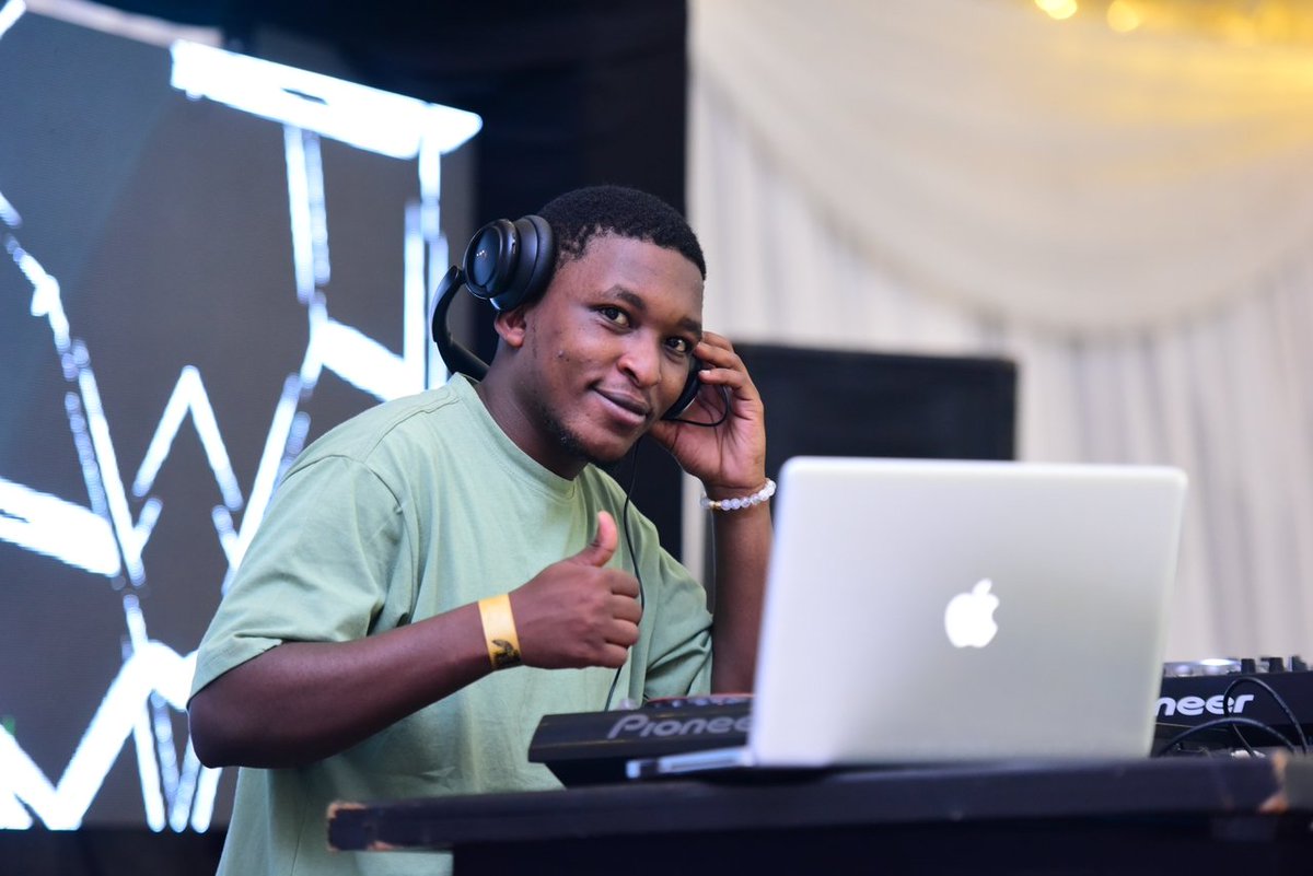 TendoDar's tweet photo. The vibe is on.

Just make sure you are at @MotivUG in the next minutes for the #BrunchInHouse 

@MwamiMedia | @ClubPilsener 
#UnleashYourBeat https://t.co/fSP6mxZpDq