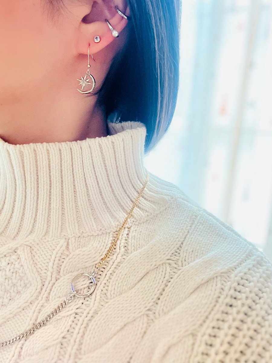 xxkageboushixx's tweet photo. #DIRT2022AW
・Bicolor Necklace（SI×GL）
SIの知的さとGLの華やかさ、それぞれの良いところを兼ね備えており、シンプルなデザインが服を選ばないため重宝しています。長さがあるので厚手のニットにも合わせやすく助かりました。春もたくさん使わせて頂きます。 https://t.co/qisBDOyilx