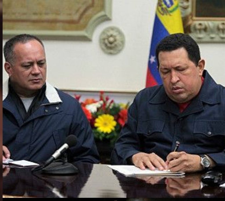 🔴 Aquella breve alocución radiotelevisada terminó con un “honor y gloria a Hugo Chávez” que pronunció Maduro alzando el puño cerrado, gesto y frase que los demás siguieron.  @Briggittems1 @jesusrovira2023
#YoSoyChávez
