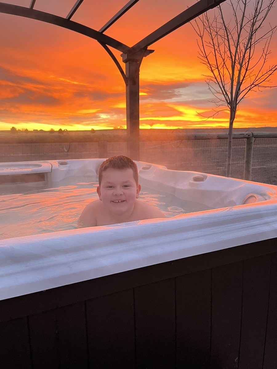 RobGalyen's tweet photo. When you say, “Last one in is a rotten egg…”
#HotTubIsReady
#SmartDad https://t.co/vLRZ74z4M4