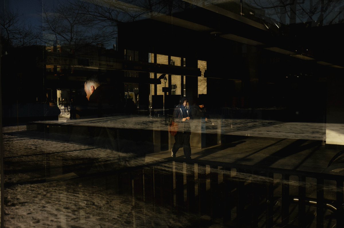itake5core5's tweet photo. gm #lightchasers and #photography lovers ☕️💙📷
"Glass Scenes" on Portra 160C replica.
2023. Montreal. https://t.co/oaBvnZaEin