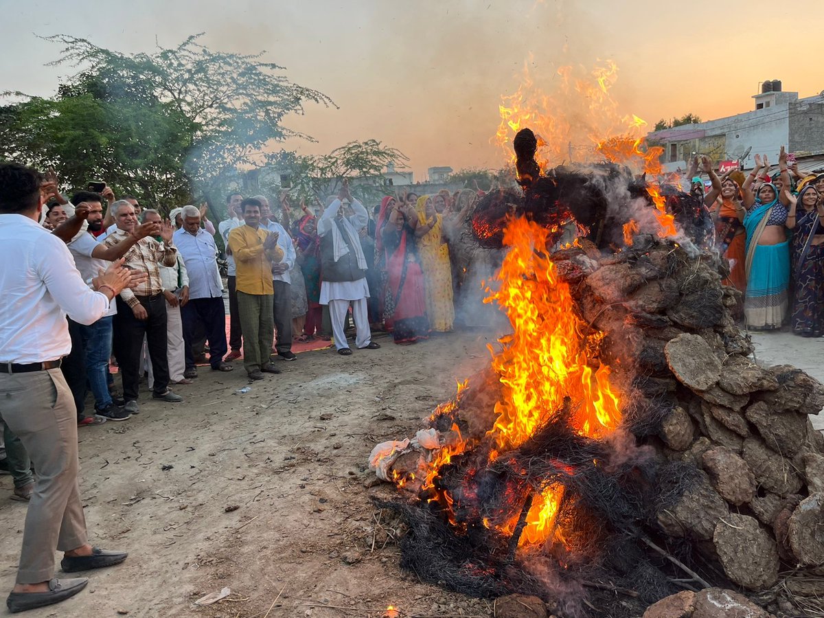 LuckyLuckygada1's tweet image. #अपना_हक_लेकर_रहेेंगे दादरी एनटीपीसी के किसानों ने यह मिलकर फैसला किया है अपना महत्वपूर्ण त्यौहार एनटीपीसी की वजह से एनटीपीसी पर निछावर कर दिया यह अबकी बार होली के महत्व पर्व को नहीं मनाएंगे और इसका कारण कहीं ना कहीं यहां के प्रतिनिधि और एनटीपीसी रहे है न्याय मिले किसानों को