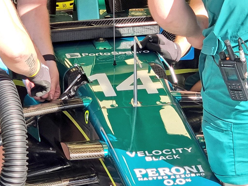 Problemas en el coche de Alonso. Parece una fuga en el depósito de gasolina. No podrá comenzar la carrera.

Problems in Alonso’s car. Seems like a leak in the fuel tank. Wont start the race.
#f1 #BahrainGP
