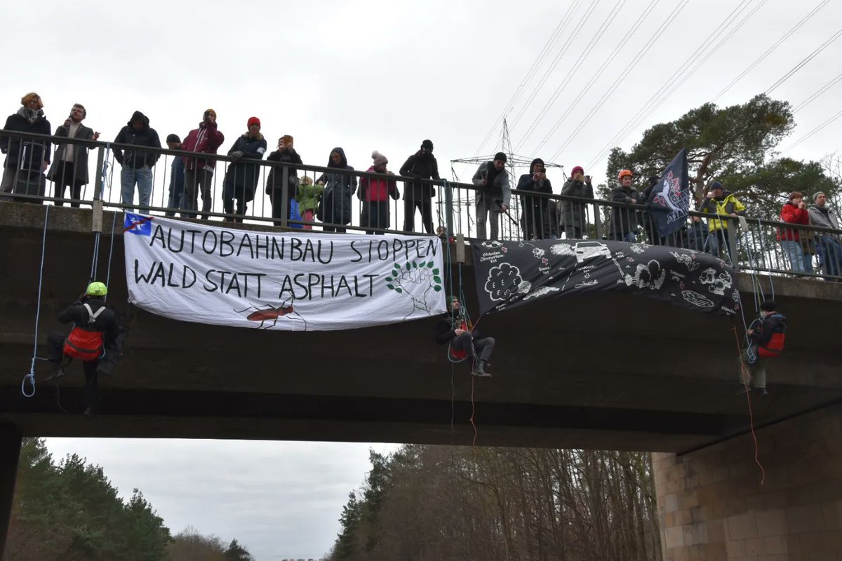 KolibriKllktv's tweet photo. Wir unterbrechen heute "Weiter so" und sind am Ort der Zerstörung, wo die A643 durch das Naturschutzgebiet #MainzerSand ausgebaut werden soll.
Ohne uns - Autobahn #AusbaustoppJetzt überall & Widerstand in Sand und Wald! 📣✊ https://t.co/gyWUKyhBxl