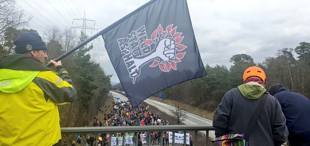 KolibriKllktv's tweet photo. Wir unterbrechen heute "Weiter so" und sind am Ort der Zerstörung, wo die A643 durch das Naturschutzgebiet #MainzerSand ausgebaut werden soll.
Ohne uns - Autobahn #AusbaustoppJetzt überall & Widerstand in Sand und Wald! 📣✊ https://t.co/gyWUKyhBxl