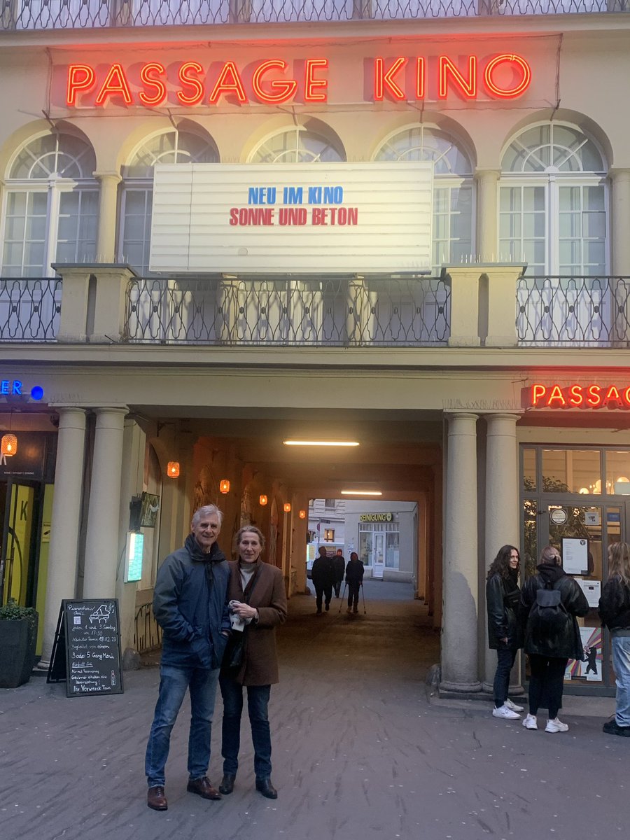 LinhartBMEIA's tweet photo. #Berlinentdecken
Bei der @berlinale präsentiert: „Sonne und Beton“, ein beeindruckender und gleichzeitig bedrückender Film über Jugendliche in #Neukölln.
In einem netten Kino mitten in Neukölln #Berlin.
#FelixLobrecht #DavidWnendt #SonneundBeton https://t.co/S8SEBBaFGI