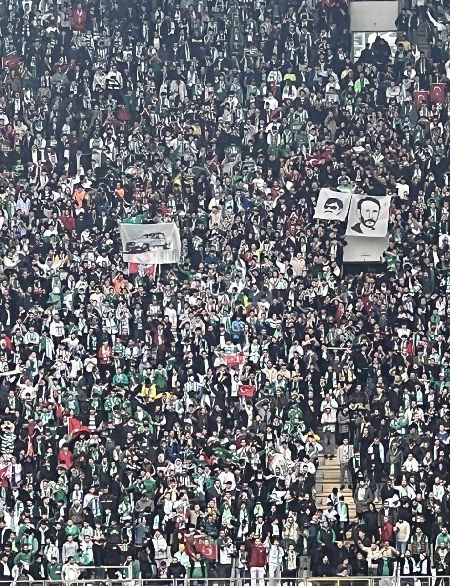 Sabri__Dogan's tweet photo. Bursaspor - Amedspor maci tribunu. Yaziklar olsun. Kin ve nefret kusmasi, Bir insan bu kadar kin ve nefrete niye nasil sahip olabilir? https://t.co/P3bioDqvNJ
