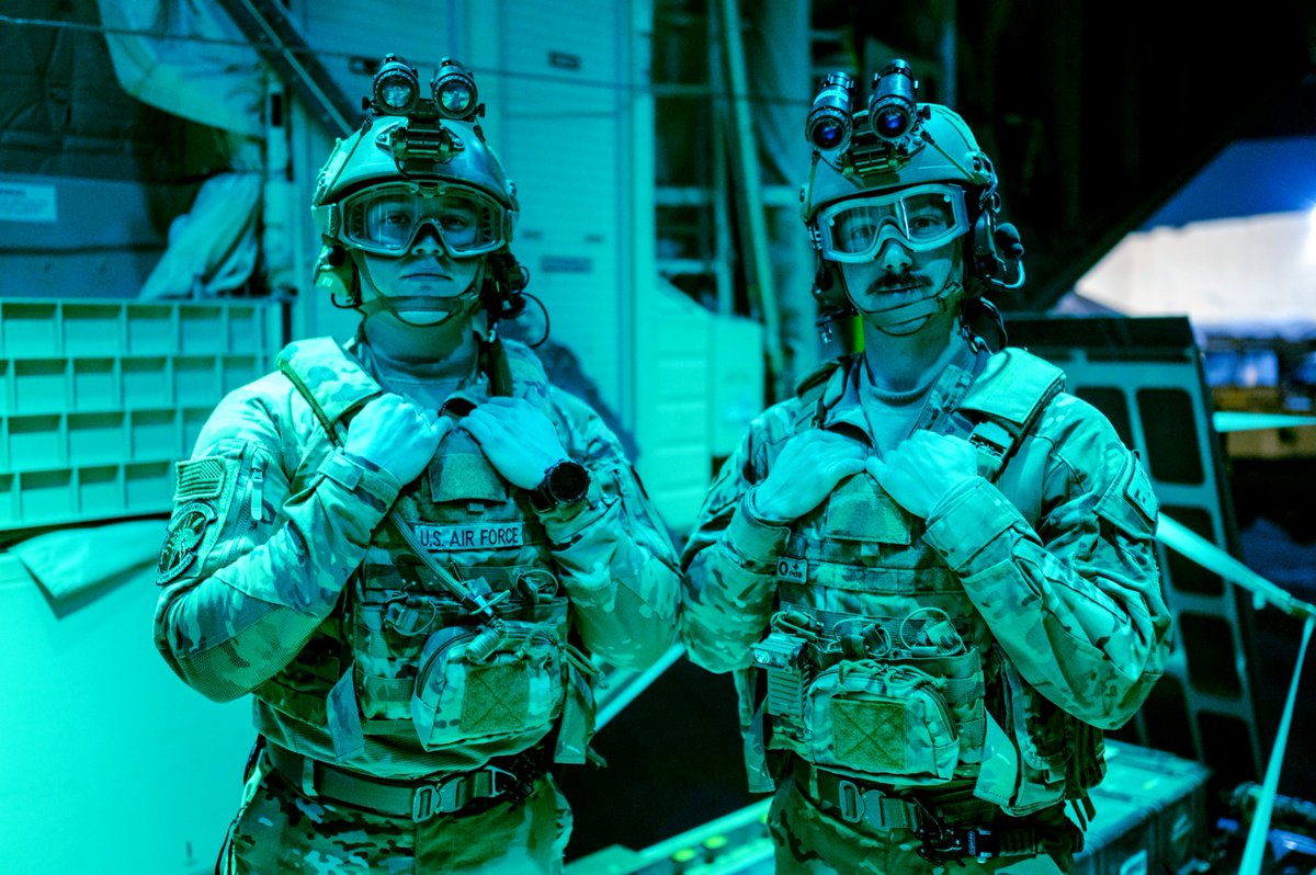 USAFCENT's tweet photo. 26th Expeditionary Rescue Squadron forward area refueling specialists prepare a #HC130J #CombatKing II for an exercise at an #UndisclosedLocation within the @CENTCOM area of responsibility.
#FARP #AerialRefueling #AlwaysReady https://t.co/9qlmKNob9c