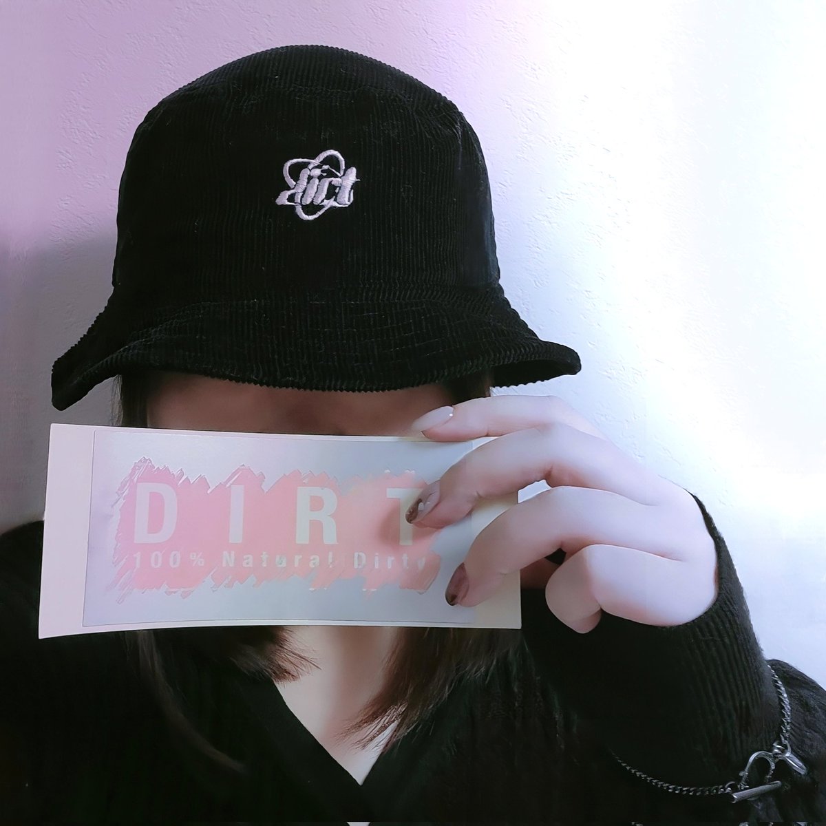 ZqaeP's tweet photo. DIRT 100% Natural Dirty
＜2022AW collection＞
・Bucket Hat BK
人生で初めてバケットハットを購入しました。20年来の友達に(帽子を被ってること自体)初めて見たよ!?と驚かれましたが二言目には可愛いし似合ってるよー!!と褒めて貰いお気に入りのアイテムになりました。
#DIRT2022AW https://t.co/73JULTgMI4