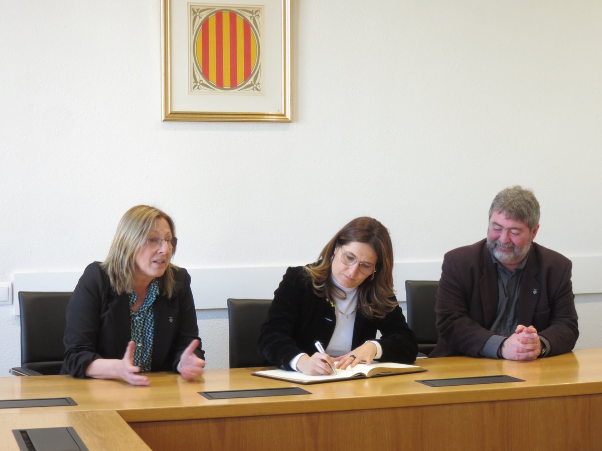 Dolors_Castella's tweet photo. La #FiraDeLaBotifarraLG ha comptat amb la presència de l'Honorable Consellera @LauraVilagra i de @BernatValls, director general d'Administració Local. Els hem rebut a l'ajuntament i ens hem passegat per la mostra fins a entregar els premis de dibuix al #butikids Gràcies! https://t.co/N3yqOwVjQI