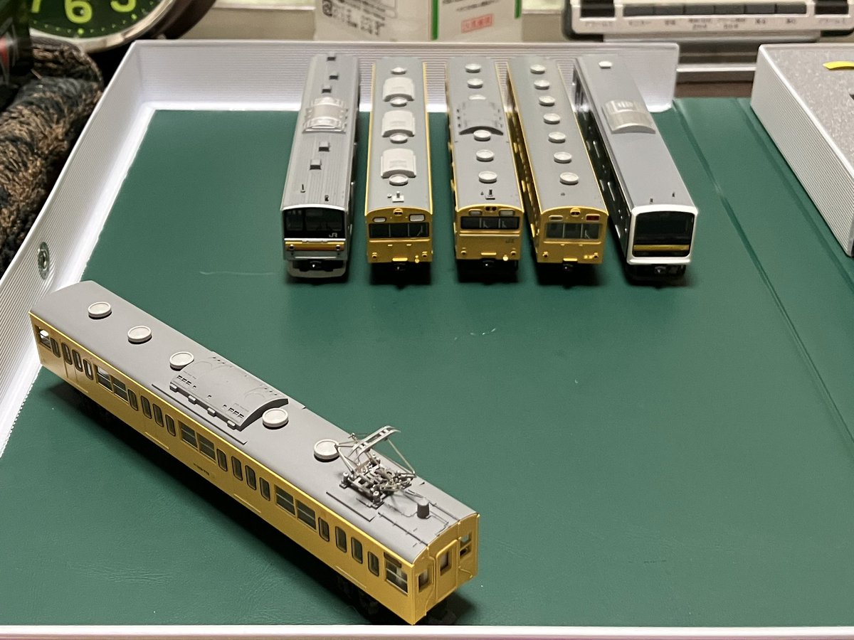 tkk103series's tweet photo. マイクロ製福知山線103系分散冷房車導入or福知山線T-1編成竣工記念打ち上げ…同じカナリア色と云う事もあり、南武線205系(原型小窓車)や209系、鶴見線101系と共演させました⤴️
カナリア並び…お酒が進みます💡
#福知山線 #南武線 #103系 #101系 #205系 #209系 #KATO #MICROACE_SALES #TOMIX https://t.co/1JM3Gd23WW