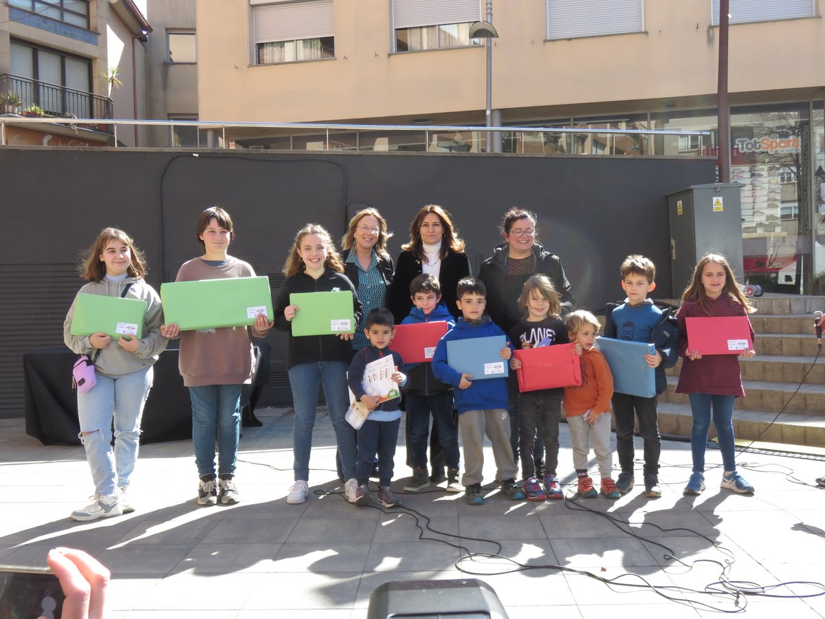 Dolors_Castella's tweet photo. La #FiraDeLaBotifarraLG ha comptat amb la presència de l'Honorable Consellera @LauraVilagra i de @BernatValls, director general d'Administració Local. Els hem rebut a l'ajuntament i ens hem passegat per la mostra fins a entregar els premis de dibuix al #butikids Gràcies! https://t.co/N3yqOwVjQI