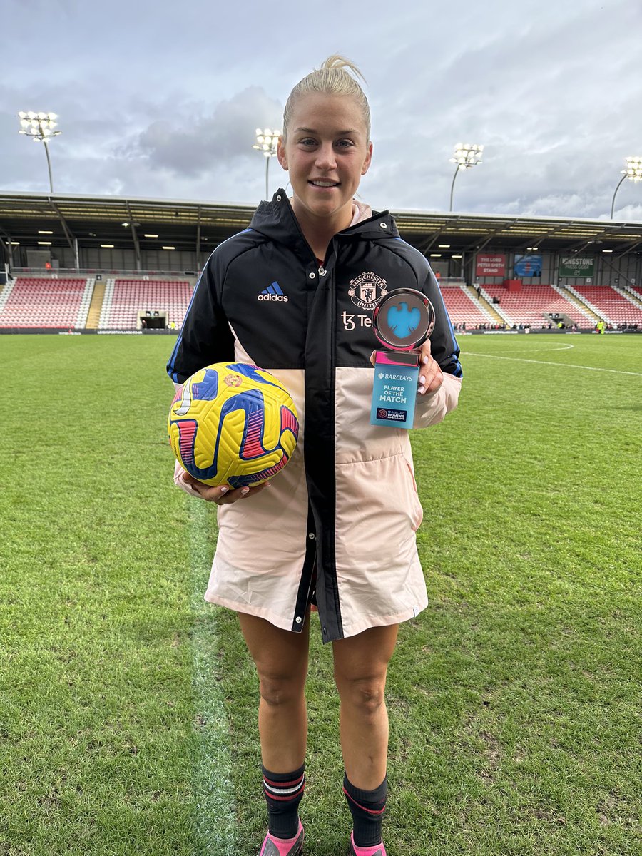 A good day at the office for @AlessiaRusso7! ⚽️🏆

#MUWomen || #WSL