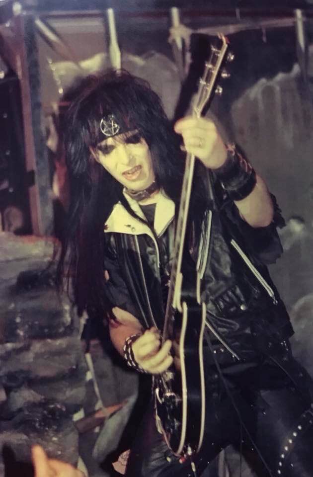 yoshiki69k's tweet photo. Good night everyone👽🎸
#MickMars https://t.co/dNgUZRdhoS