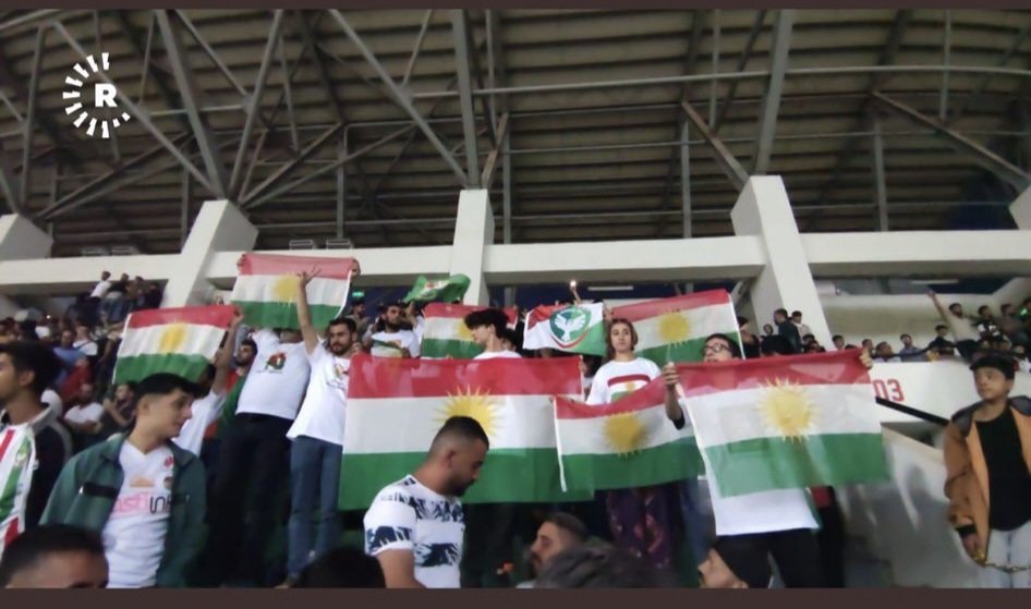 ayhanturkz's tweet photo. Takımın adını bölücü bir isimle değiştireceksin, taraftarın bez parçası açacak,   böğürerek slogan atacaksın; sonrada Türk evlatları tepki verince, haksız olacaklar...
#BursasporYalnızDeğildir https://t.co/S1qeUTENzh