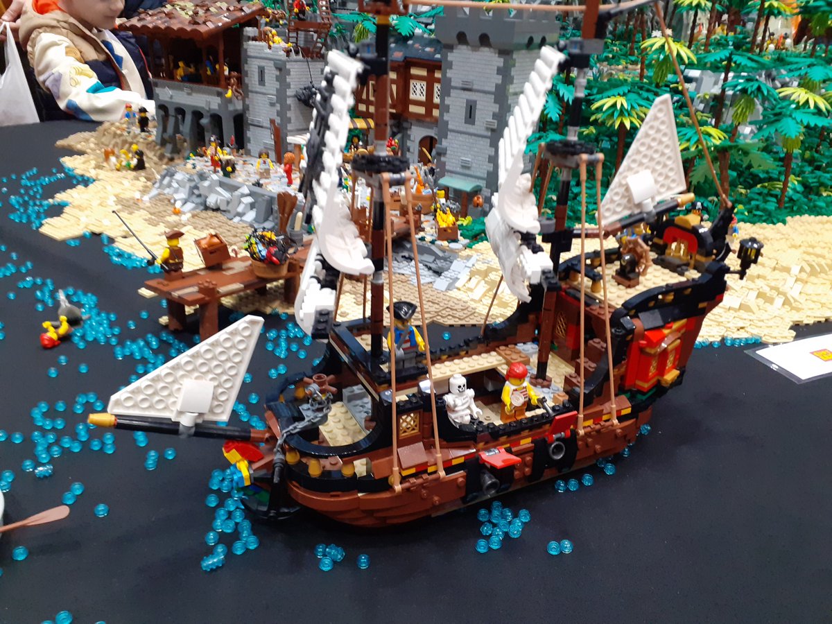 When I was ickle, the first theme I loved was the 80s #pirates with Black Barracuda & Eldorado Fortress & so on. They had such character & great play value. I'd love this brought back, as the sets are gorgeous & the minifigs so humorous. #lego #afol #bricktastic @bricktastic