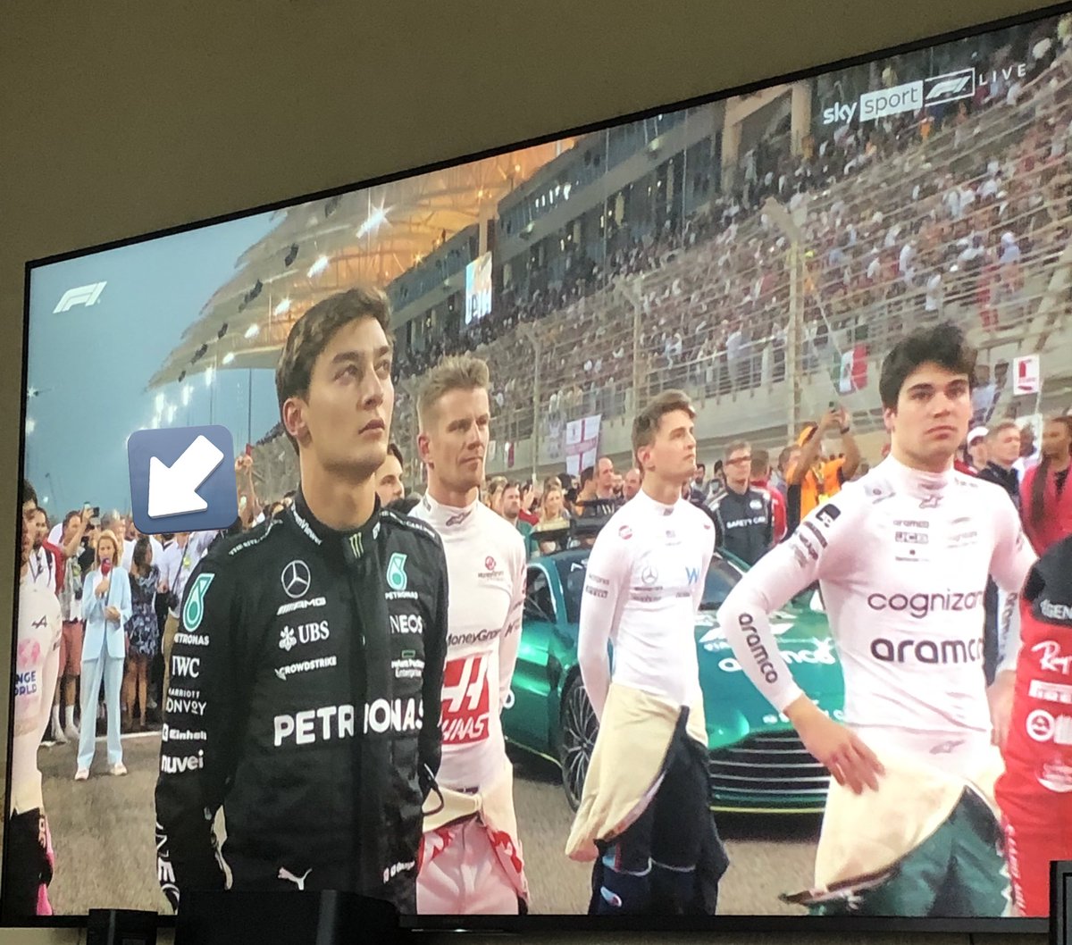 MissFr3ya's tweet photo. Sandra einfach in der ersten Reihe 😂  #F1 #BahrainGP #SkySportF1 https://t.co/zwiqgWnJXM