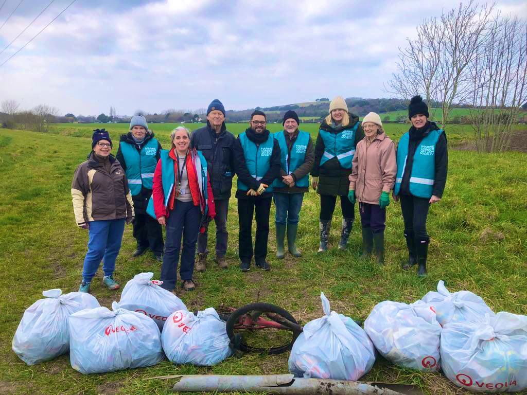 Utterly 🤯 this morning litter picking along the Ferring Rife with @mcsuk @sophiencox @IbshaC and locals. In two hours we collected 46.4kgs of…. 👉plastic bottle tops 👉cans and bottles 👉@McDonalds dip tubs & spoons 👉cigarette butts & filters 👉a @Capri_Sun from 2004!!