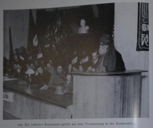KRManoharan's tweet image. Here is #Periyar at the editorial office of &apos;Bezbozhnik&apos;, an anti-religious paper, in Moscow. And another image of him giving a speech. 

Many many thanks to @OleBirkLaursen for this precious find!